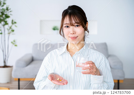 薬を飲む若い女性 124783700