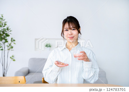 薬を飲む若い女性 124783701