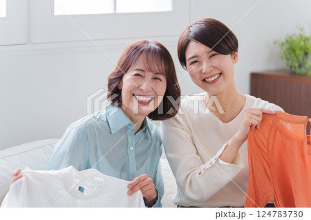 服を買う親子 服を買う親子 124783730