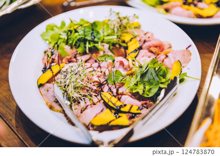 オードブルの美味しそうな盛り付けのイメージ 124783870