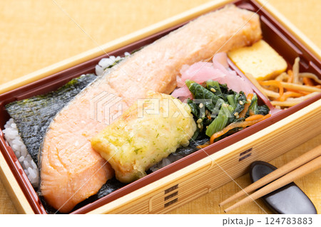 おいしい鮭の西京焼き弁当 124783883