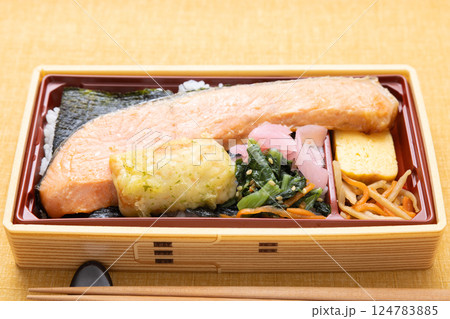 おいしい鮭の西京焼き弁当 124783885