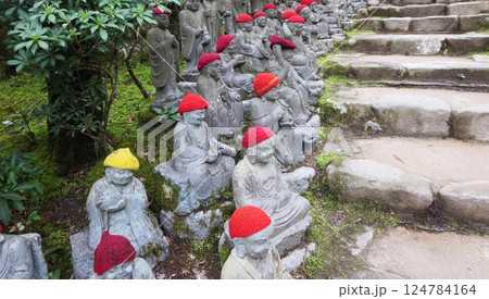 寺の階段に並ぶお地蔵様 124784164