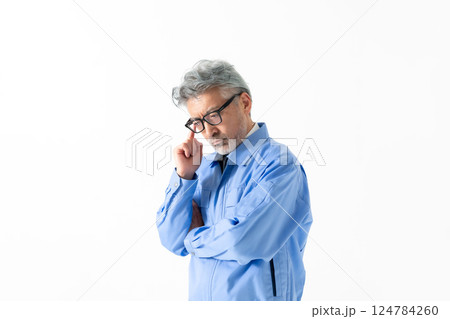 作業着を着た男性	 124784260