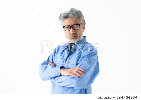 作業着を着た男性	 124784264