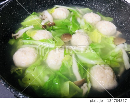 春キャベツと鶏団子のスープ　鍋 124784857