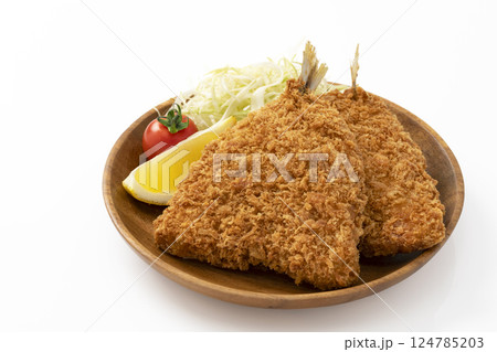 白バックで丸い木皿に盛りつけたアジフライ 124785203