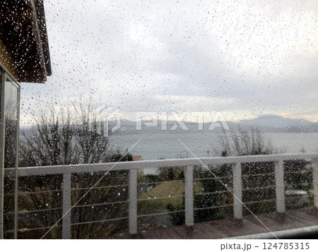 雨と海 雨と海 124785315