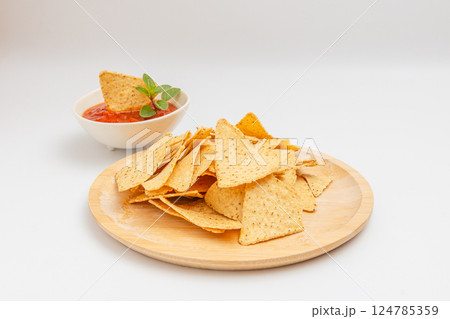 トウモロコシからできたトルティーヤチップスとサルサソース トウモロコシからできたトルティーヤチップスとサルサソース 124785359