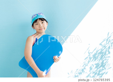スイミングスクールの女の子 124785395