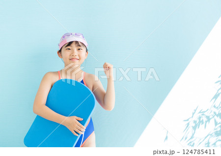 スイミングスクールの女の子 124785411
