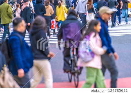日本の東京都市景観 狂気の危険運転自転車。前輪を通行人の前に突っ込み足を止めさせ…日本人の脳に何が… 日本の東京都市景観 狂気の危険運転自転車。前輪を通行人の前に突っ込み足を止めさせ…日本人の脳に何が… 124785631