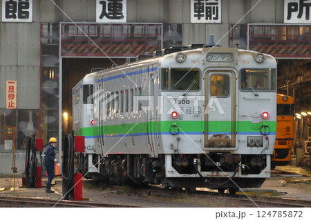 函館運転所にて点検中の函館本線キハ40 124785872