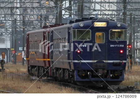 函館運転所にて入換中の道南いさりび鉄道キハ40 函館運転所にて入換中の道南いさりび鉄道キハ40 124786009