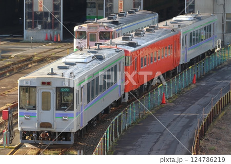 函館運転所にて留置中のキハ150+キハ40 函館運転所にて留置中のキハ150+キハ40 124786219