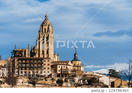 Panoramic view of Segovia impressive cathedral against the Guadarrama mountain range. 124786363