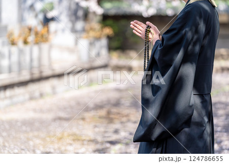 僧侶と樹木葬のイメージ 僧侶と樹木葬のイメージ 124786655