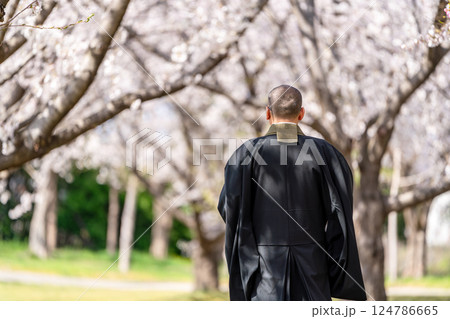 僧侶と樹木葬のイメージ 124786665
