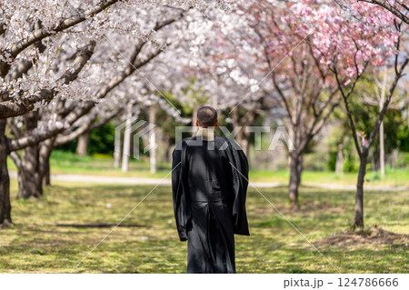 僧侶と樹木葬のイメージ 124786666