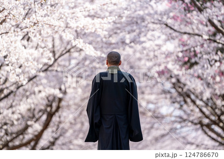僧侶と樹木葬のイメージ 124786670