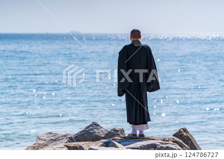 海で僧侶が供養している海洋散骨のイメージ 海で僧侶が供養している海洋散骨のイメージ 124786727