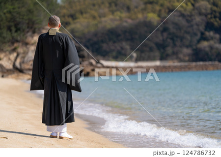 海で僧侶が供養している海洋散骨のイメージ 124786732