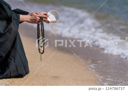 海で僧侶が供養している海洋散骨のイメージ 124786737