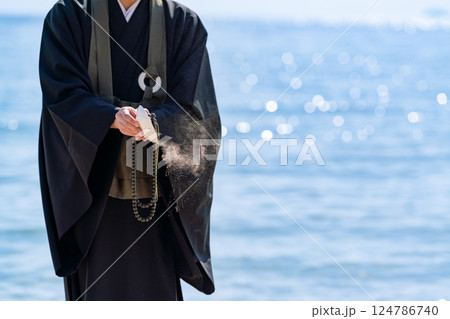 海で僧侶が供養している海洋散骨のイメージ 124786740
