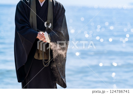 海で僧侶が供養している海洋散骨のイメージ 海で僧侶が供養している海洋散骨のイメージ 124786741