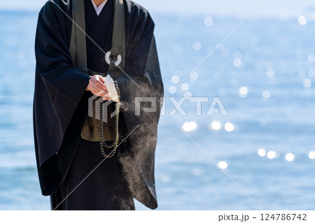海で僧侶が供養している海洋散骨のイメージ 124786742