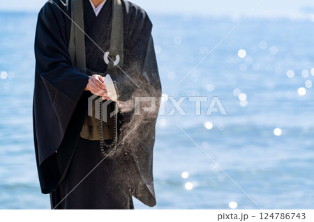 海で僧侶が供養している海洋散骨のイメージ 124786743