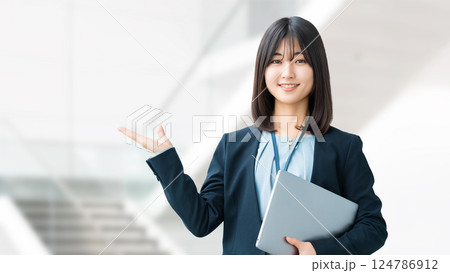 手で案内をする女性・ビジネスウーマン 124786912