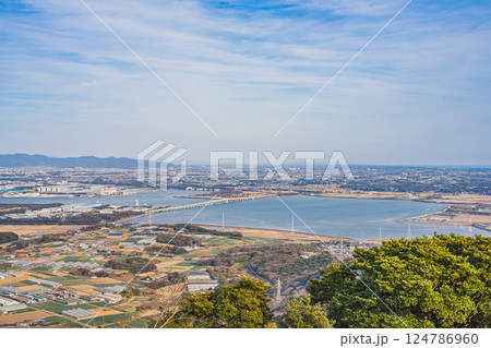田原市の蔵王山展望台から見た田原市の街並みの風景(愛知県) 124786960