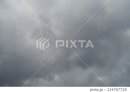 暗雲　曇り空の背景 124787720