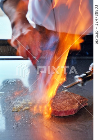 ステーキのフランベのシーン 124788903