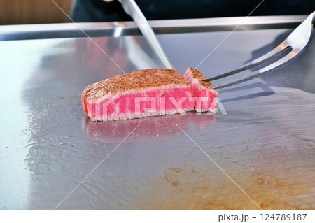 ステーキのカットシーン ステーキのカットシーン 124789187