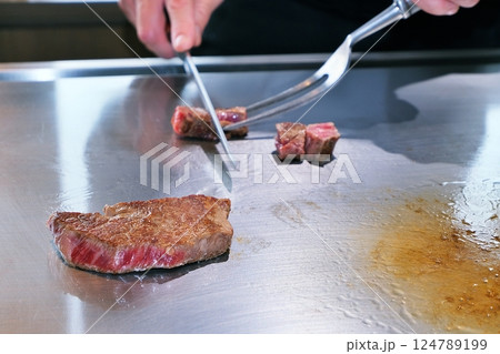 ステーキのカットシーン 124789199