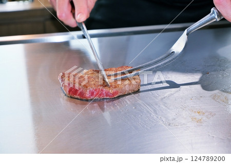 ステーキのカットシーン ステーキのカットシーン 124789200