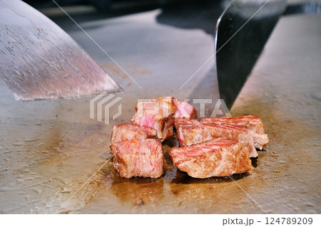 ステーキの調理シーン 124789209