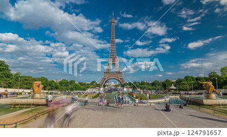 Fountains on famous square Trocadero with Eiffel tower in the background timelapse hyperlapse. 124791657