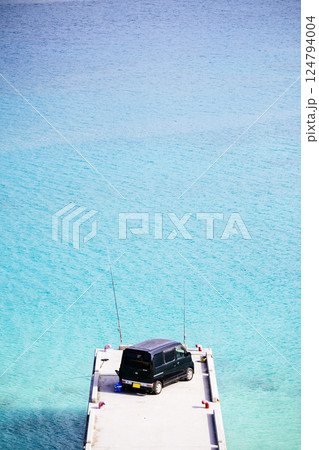 青い海と車 124794004