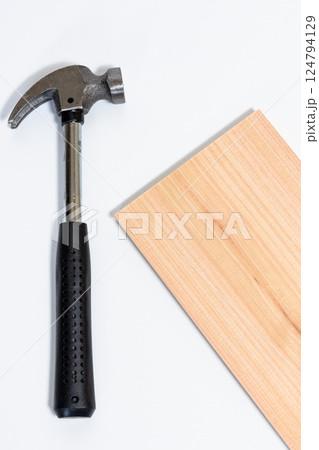 トンカチと木の板 124794129