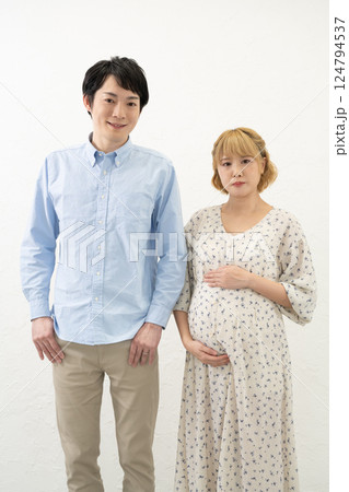 並んで立つ妊娠中の妻と夫 124794537
