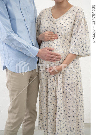 妊娠中の妻のお腹に手をあてる夫 妊娠中の妻のお腹に手をあてる夫 124794539