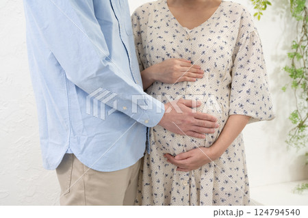妊娠中の妻のお腹に手をあてる夫 124794540