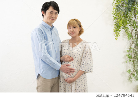 妊娠中の妻のお腹に手をあてる夫 妊娠中の妻のお腹に手をあてる夫 124794543