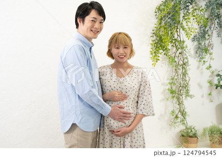 妊娠中の妻のお腹に手をあてる夫 妊娠中の妻のお腹に手をあてる夫 124794545