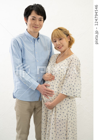 妊娠中の妻のお腹に手をあてる夫 妊娠中の妻のお腹に手をあてる夫 124794546