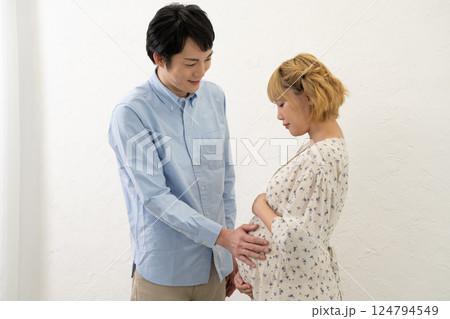 妊娠中の妻のお腹に手をあてる夫 妊娠中の妻のお腹に手をあてる夫 124794549