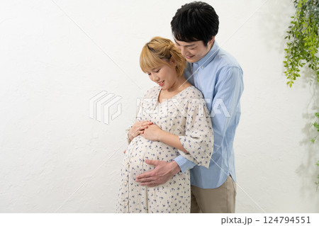 妊娠中の妻に寄り添う夫 妊娠中の妻に寄り添う夫 124794551